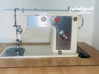  3 ماكينة خياطة مع طاولة