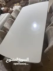  3 طاولة سفرة مع 8 كراسي استعمال شهر  لا يوجد بها أي خدش  قابلة للتفاوض
