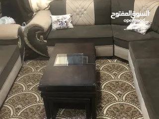  1 طقم كنب كورنر شبه جديد مع الطاولات والسجادة والبرادي