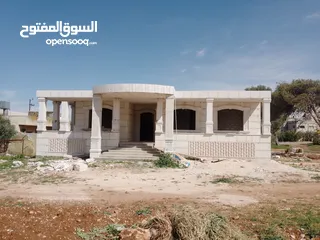  1 فيلا عظم 560م على قطعة أرض 1035متر على شارع البترا للبيع