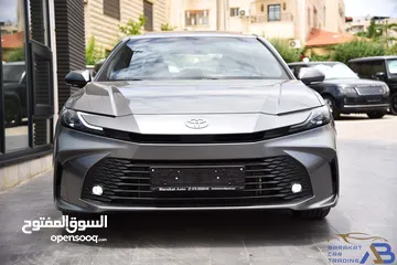  7 تويوتا كامري هايبرد رمادي 2025 Toyota Camry Hybrid HEV