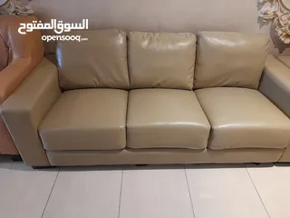  1 كنب جلد بحالة ممتازة