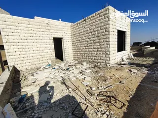  18 قطعه أرض عليها فيلا عظم للبيع في سطح مرحبا