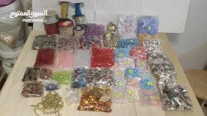  1 اكسسوارات ومواد للاشغال اليدوية ورد وشرايط وخرز واحجار للبيع بسبب تصفية الورشة