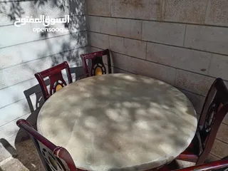  1 طاولة سفره جرانيت مع5كراسي خشب ممتاز