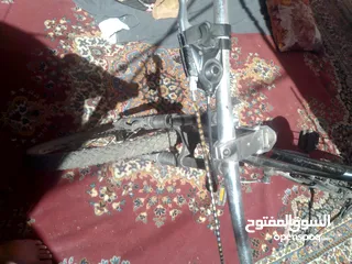  5 بسكليت جنط26 سنوبر سات و قادون سنوبر سات و كرسي بس بحاجه صيانه بسيطه