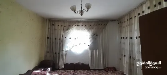  19 بيت مع ارض للبيع