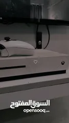  1 اكس بوكس ون اس ابيض مع يدتين للبيع