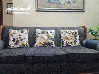  1 طقم كنب 8 مقاعد بحالة ممتازة للبيع
