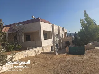  4 قطعه ارض مميزه  للاستثمار بسعر مغري مع منزل في اربد للبيع