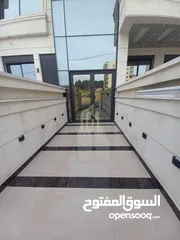  1 عقار يستحق المشاهده شقة شبه أرضيه 158م على مستوى الشارع في أرقى مناطق تلاع العلي/ ref 9371