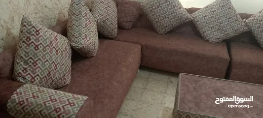  2 طقم كنب عدد 2 جديد استعمال اسبوع واحد البيع لسبب السفر السعر مناسب بحدود المعقول مع ممرات سجاد