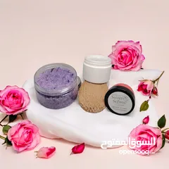  4 مستحضرات تجميل (سكراب للجسم-سكراب للقدمين-كريم مرطب-صابون من مواد طبيعيه -ليفه).من ecrets of scents