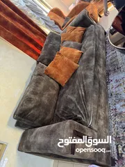  4 كنب موديرن لون قرميدي و بني بحالة ممتاز عدد 7 مقاعد +صوفا خشب زان +برادي بحال جيدة نفس لون الكنب