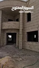  3 فيلا مكونة من طابقين مع بركة مع قطعة أرض للبيع