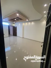  8 شقه بمدخل مستقل فاخره ومميزه  طابق ارضي مجمع عمان جديد