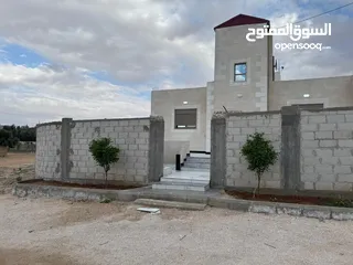  4 بيت للبيع مميز منطقه هادئه جدا