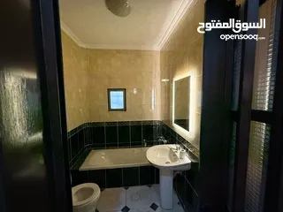  27 فيلا للبيع