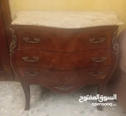  7 بيرو مصري خشب قديم سطح رخام ملبس بنحاس عالجوانب بحال جيد جدا والشكل روعة
