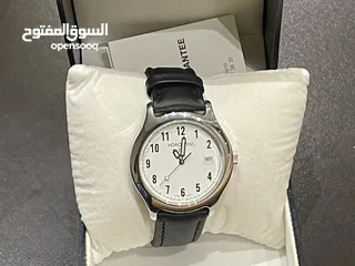  22 ساعة جلد سوداء أنيقة بتصميم كلاسيكي عصري، تجمع بين الفخامة والبساطة لتكمل أناقتك راقيه وحلوة جميلةة