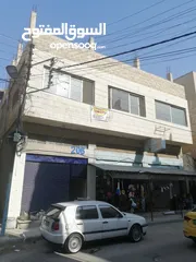 1 عماره طابقين شارع حي الحسين الرئيسي  للبيع 3 شقق و3 مخازن  