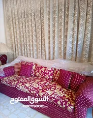  1 طقم صالون يتكون من 7 مقاعد وطاولة وسط وطربيزة عدد2 بحالة ممتازة
