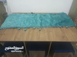  2 طاولة سفرة ب6 مقاعد ارضيه اللي بالصورة  مستعمله شهر فقط ك ديكور جديدة