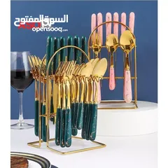  6 ملاعق فاخره من الستانلس ستيل الذهبي يشمل الطقم ملاعق ،سكاكين ،شوك، ملاعق شاي مع ستاند معدني انيق