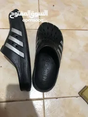 2 جزمتين اديداس (ADILETTE CLOGS) نظيفة للبيع بسعر جبار