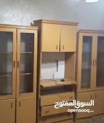  1 بوفيه خشب لاتيه بوفيه بحاله جيده جدا لا يوجد به اي كسور. موجود بجاوا
