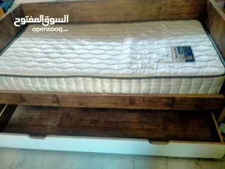  6 تخت شبابي ايكيا مع فرشة الدكتور وبداخله جارور للتخزين
