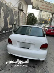  4 اكسنت 97 لون ابيض فيها ضربه بالجناح