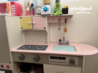  2 مطبخ اطفال خشبي مع لوازمه