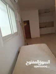  8 ستوديو خلف الاستراحة