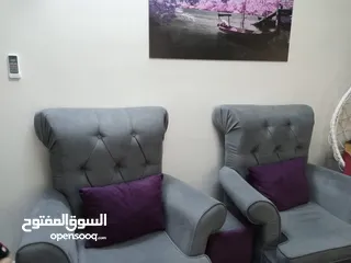  1 طقم كنب بحاله ممتازه للبيع مع الستاير والطاولات والسجاد