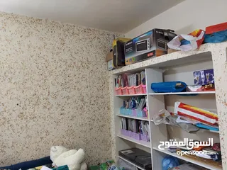  5 بيت مستقل للايجار 130 متر خمس غرف ومطبخ وحمام لديه برنده كبيره حوله شجر مثمر والمنطقه هادئة 140دينار