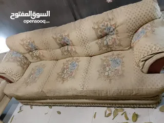  4 طقم كنب للبيع بحالة جيدة