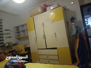  1 خزانة ومكتب وتواليت للبيع