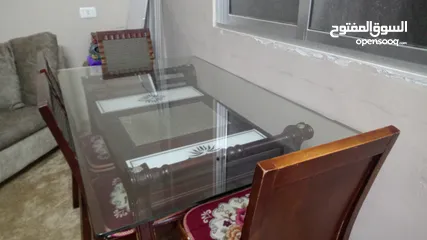  3 طاولة سفرة مع 4كراسي  للبيع أو للتبديل على فضّية