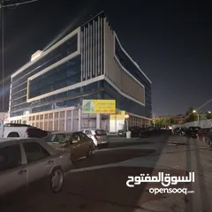  12 معارض ومكاتب تجاريه للايجار في موقع مميز جداً