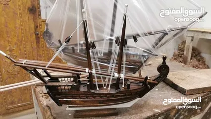  29 مجسمات لسفن خشبيه كسفينة الغنجة والبدن لها تصميم بحري عريق وجذاب تعطي روعه للمكان ورمزًا  تذكاريًا