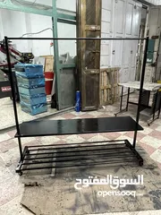  9 علاقة ملابس مع رف لوضع الملابس وقاعدة لوضع الاحذية مصنوعة من حديد متين.