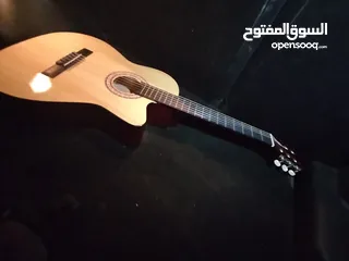  2 جيتار مستعمل اقل من اسبوع بحالة ممتازة جدا فيه مدخل للسماعة والسبيكر وفيه ازرار للتحكم بالصوت