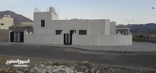  6 بيت مستقل للبيع في العقبه منطقه الملقان الجنوبي واجهتين حجر مطله على البحر