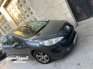  1 بيجو للبيع مكسور عليها سنتين