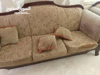  5 طقم كنبايات مستعمل للبيع مع طاولتين بسعر 60دينار قابل للتفاوض