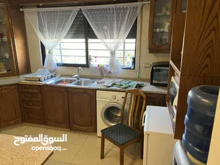  15 شقة مفروشة فرش فاخر تبعد عن جامعة اليرموك 300 متر في ارقى مناطق اربد تقع فوق دوار القبة شارع طرابلس