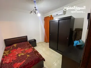  3 شقه مفروشه طابق ارضي مجهزة بالكامل غرفتين نوم وصاله ومطبخ وحمام وبرندة  شارع الجامعه طلاب اوطالبات