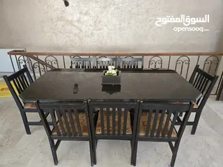  8 طقم كنب 7 مقاعد و طقم سفرة 8 مقاعد مع درسوار خشب تفصيل بحالة ممتازة