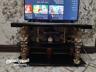  1 طاولة شاشة بحالة جيدة جدا للبيع